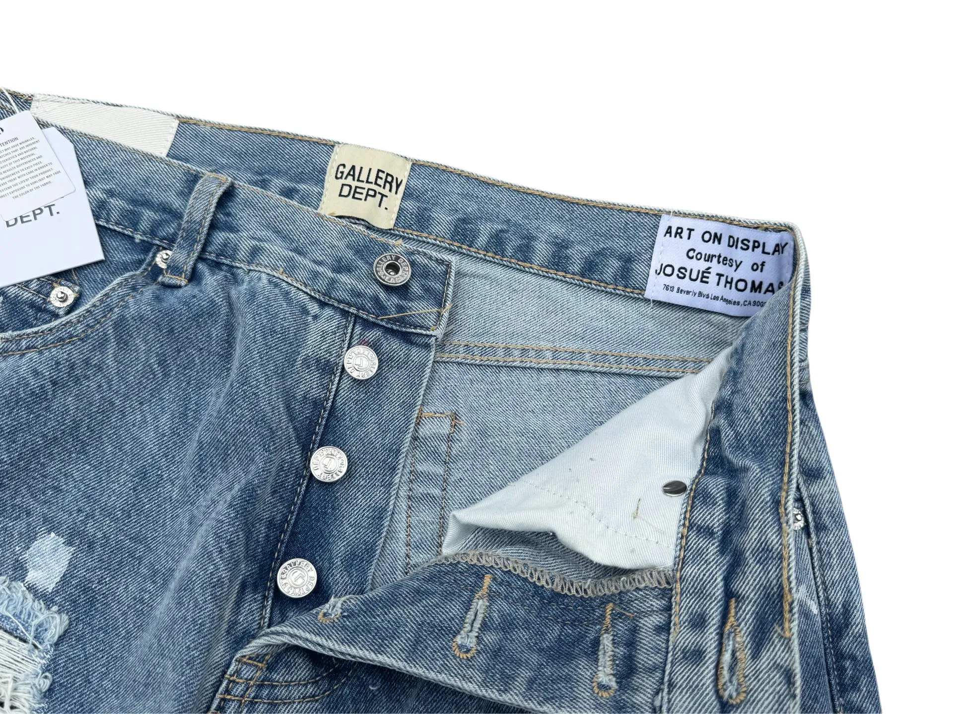 P250💰G70 GALLERY DEPT. Denim bell-bottoms with holes and random threads connected to washed and distressed spliced ​​jeans. GALLERY is attracted by these bell-bottoms. Whether it is a reset of Carhartt or Levis, it has created a strong brand style. Since these pants are modified from rare vintage, the production capacity is limited. Therefore, after many icons wore them, these pants were once hard to find. Later, perhaps due to the improvement of GD's business in the past two years and the expansion of production lines, the brand itself lowered the price, so I can't wait any longer for these pants this year and will definitely buy them. During the process of the denim washing plant, the owner of the washing plant helped introduce a boss who had worked for Levi's foundry and started his own business. This also paved the way for the following styles. Therefore, Levi's remodeled single product for the base plate is really familiar. Whether it is the fabrics supplied or the lathes used in production, there is nothing to choose from. -Color: blue -Size: S-XXL (corresponding to 28-36)